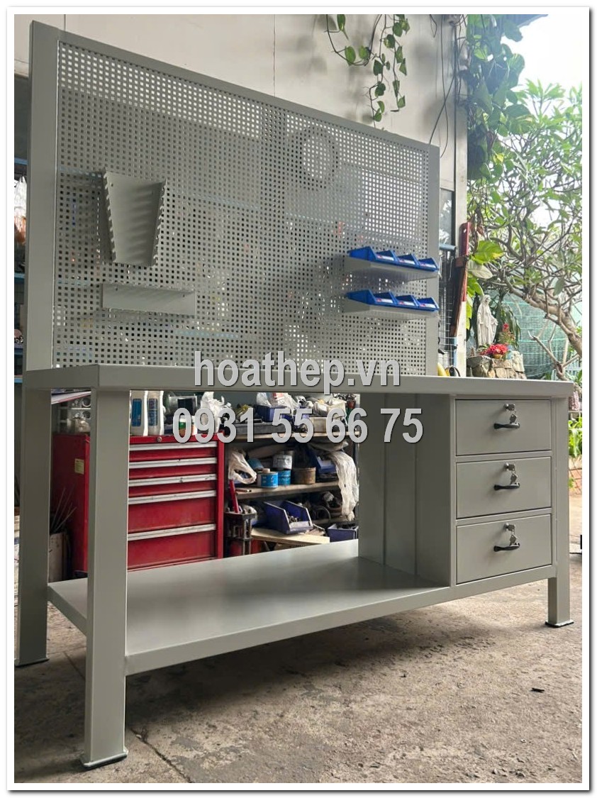 b&agrave;n nguội, b&agrave;n thao t&aacute;c, b&agrave;n nguội kết hợp bảng treo, b&agrave;n nguội c&oacute; ngăn k&eacute;o, b&agrave;n thao t&aacute;c c&ocirc;ng nghiệp, b&agrave;n l&agrave;m việc cơ kh&iacute;, b&agrave;n nguội 1800x750, mặt b&agrave;n th&eacute;p d&agrave;y 3mm, bảng treo dụng cụ, tủ chứa vật tư 3 ngăn