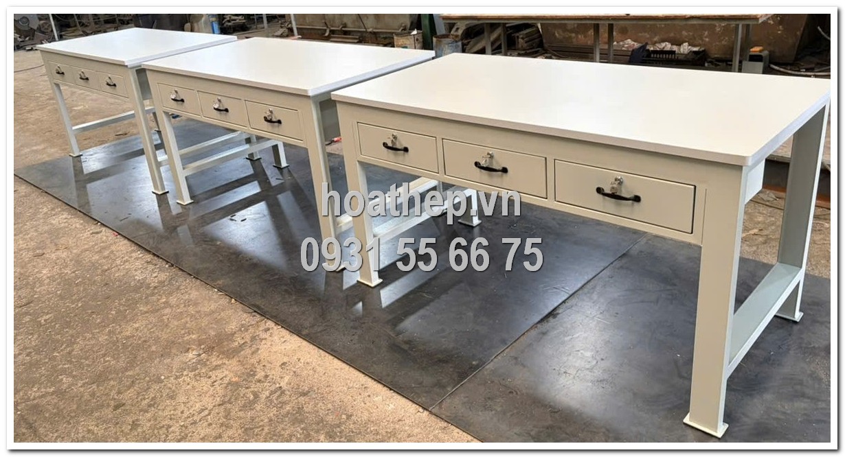 b&agrave;n thao t&aacute;c 3 ngăn k&eacute;o,  b&agrave;n thao t&aacute;c c&ocirc;ng nghiệp,  b&agrave;n l&agrave;m việc 3 ngăn k&eacute;o,  b&agrave;n thao t&aacute;c khung th&eacute;p hộp 40x80  mặt b&agrave;n MFC 25mm,  b&agrave;n thao t&aacute;c m&agrave;u x&aacute;m sơn tĩnh điện,  b&agrave;n thao t&aacute;c k&iacute;ch thước 1530x770x850,  b&agrave;n thao t&aacute;c xưởng cơ kh&iacute;