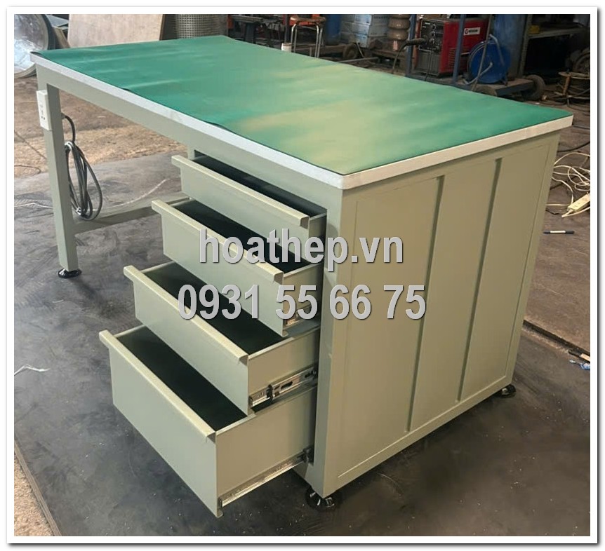 b&agrave;n thao t&aacute;c chống tĩnh điện,  b&agrave;n l&agrave;m việc chống tĩnh điện,  mặt b&agrave;n phủ cao su chống tĩnh điện,  b&agrave;n thao t&aacute;c c&oacute; ổ cắm điện,  b&agrave;n thao t&aacute;c 1550x680x810  tủ chứa vật tư 4 ngăn,  b&agrave;n thao t&aacute;c sơn tĩnh điện x&aacute;m,  b&agrave;n thao t&aacute;c c&oacute; tăng đơ ch&acirc;n b&agrave;n