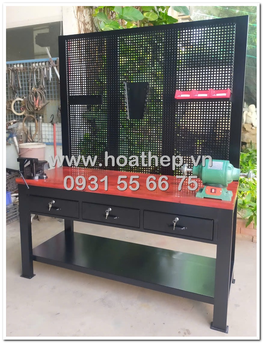 bàn thao tác 3 ngăn kéo, bàn làm việc có bảng treo 1600, bàn thao tác công nghiệp đen, kệ chứa đồ bên dưới bàn, bàn gỗ dày 36mm, bàn thao tác cho xưởng, giá bàn thao tác 1m6