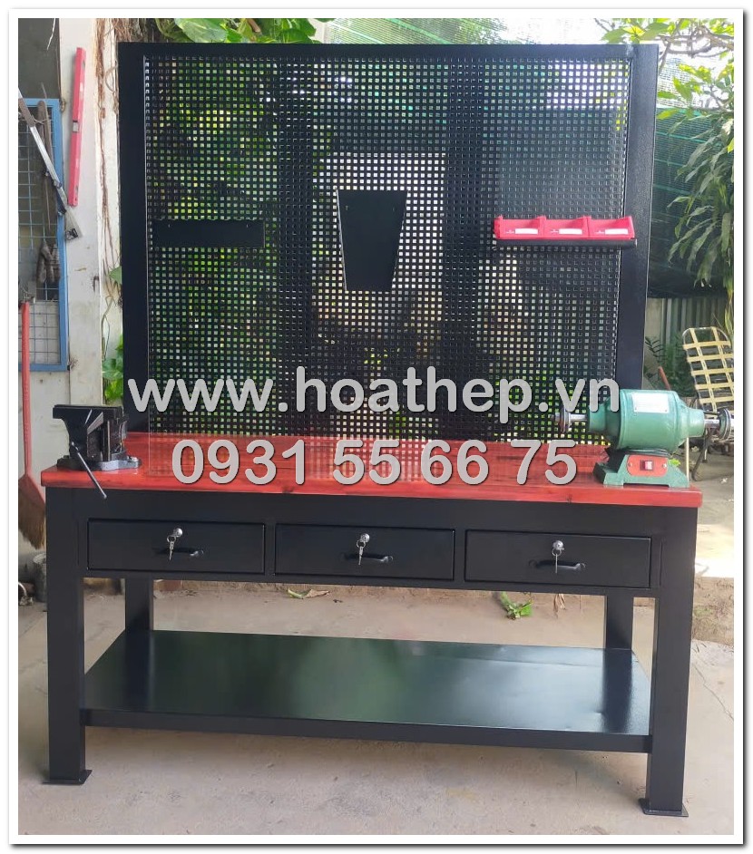 bàn thao tác 3 ngăn kéo, bàn làm việc có bảng treo 1600, bàn thao tác công nghiệp đen, kệ chứa đồ bên dưới bàn, bàn gỗ dày 36mm, bàn thao tác cho xưởng, giá bàn thao tác 1m6